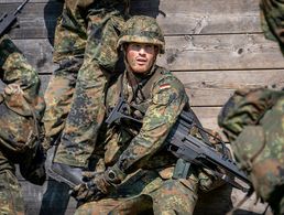 Deutlicher noch als im Vorjahr zeigen die Ergebnisse der Bevölkerungsbefragung des ZMSBw 2020, dass der weit überwiegende Teil der Bürgerinnen und Bürger eine positive Einstellung zur Bundeswehr hat. Foto: Bundeswehr/Marco Dorow