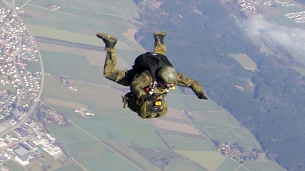 Ein Gebirgsjäger befindet sich im freien Fall mit Gepäck. Foto: Gebirgsjägerbataillon 231