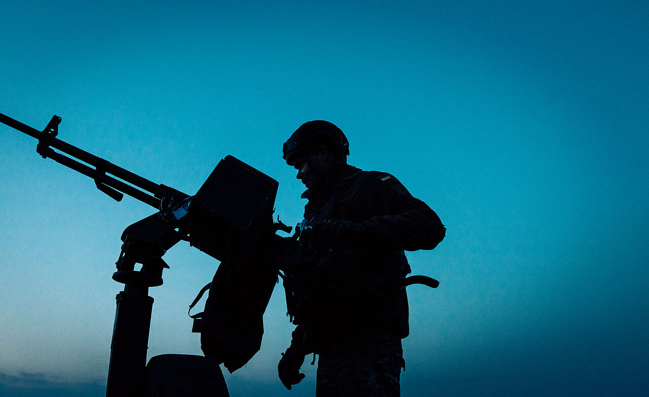 Zu Besuch bei einer mobilen Luftverteidigung im Kharkiv Oblast, Ukraine. Mit der Flak sollen nordöstlich von Charkiw Shahed-Drohnen abgefangen werden. Das ist der Auftrag für den Soldaten Radion. Foto: picture alliance