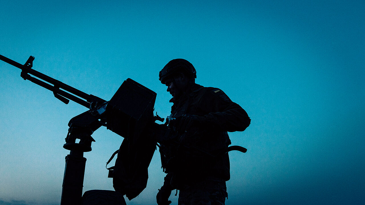 Zu Besuch bei einer mobilen Luftverteidigung im Kharkiv Oblast, Ukraine. Mit der Flak sollen nordöstlich von Charkiw Shahed-Drohnen abgefangen werden. Das ist der Auftrag für den Soldaten Radion. Foto: picture alliance