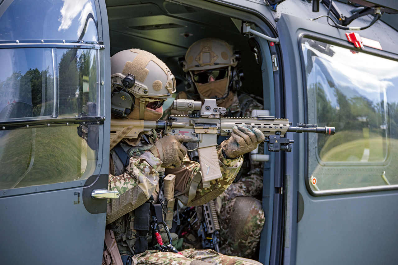 Soldaten vom Kommando Spezialkräfte sitzen mit dem HK 416 A7 (G95) bewaffnet im Hubschrauber H145M LUH SOF. Foto: Bundeswehr/Jana Neumann