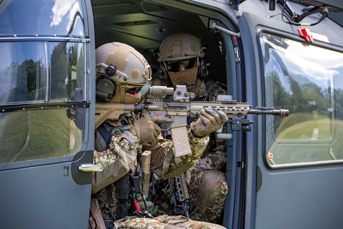 Soldaten vom Kommando Spezialkräfte sitzen mit dem HK 416 A7 (G95) bewaffnet im Hubschrauber H145M LUH SOF. Foto: Bundeswehr/Jana Neumann