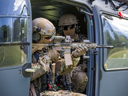 Soldaten vom Kommando Spezialkräfte sitzen mit dem HK 416 A7 (G95) bewaffnet im Hubschrauber H145M LUH SOF. Foto: Bundeswehr/Jana Neumann