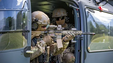 Soldaten vom Kommando Spezialkräfte sitzen mit dem HK 416 A7 (G95) bewaffnet im Hubschrauber H145M LUH SOF. Foto: Bundeswehr/Jana Neumann