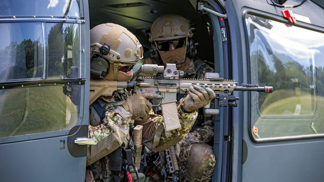 Soldaten vom Kommando Spezialkräfte sitzen mit dem HK 416 A7 (G95) bewaffnet im Hubschrauber H145M LUH SOF. Foto: Bundeswehr/Jana Neumann