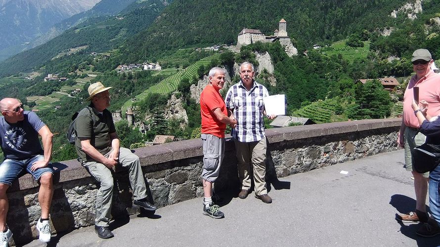 Ehrung vor malerischer Kulisse in Tirol (3.v.l.: Kurt Krummenauer –  4.v.l.: mit Urkunde Horst Feltes.) (Foto: KERH Kusel)