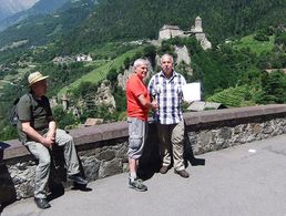 Ehrung vor malerischer Kulisse in Tirol (3.v.l.: Kurt Krummenauer –  4.v.l.: mit Urkunde Horst Feltes.) (Foto: KERH Kusel)