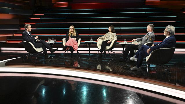 Zu seinem Talk hatte Markus Lanz (l.) neben Oberst André Wüstner (2.v.r.) die Grünen-Co-Vorsitzende Katharina Dröge (2.v.l.), die FAZ-Journalistin Julia Löhr und den Politikwissenschaftler Wolfgang Merkel eingeladen. Foto: Cornelia Lehmann