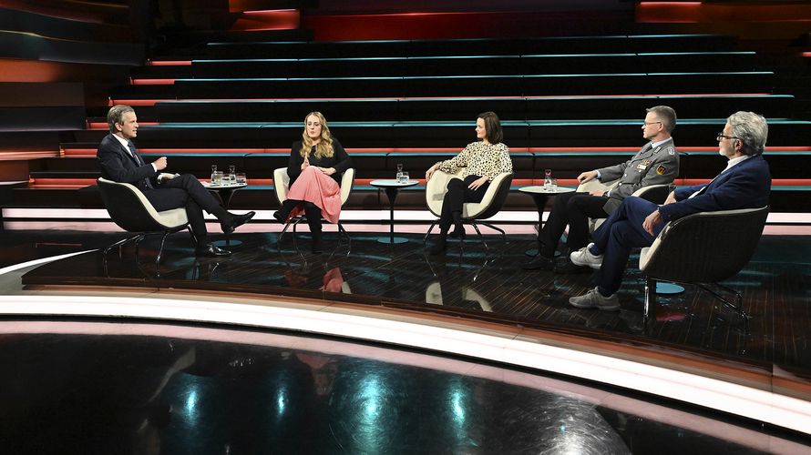 Zu seinem Talk hatte Markus Lanz (l.) neben Oberst André Wüstner (2.v.r.) die Grünen-Co-Vorsitzende Katharina Dröge (2.v.l.), die FAZ-Journalistin Julia Löhr und den Politikwissenschaftler Wolfgang Merkel eingeladen. Foto: Cornelia Lehmann