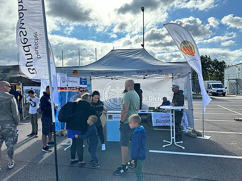 Bildunterschrift: Zahlreiche Besucher kamen beim Tag der offenen Tür zum Stand des Deutschen BundeswehrVerbandes, um sich über die Arbeit und das Leistungsspektrum zu informieren. Foto: Holger Koch