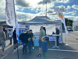 Bildunterschrift: Zahlreiche Besucher kamen beim Tag der offenen Tür zum Stand des Deutschen BundeswehrVerbandes, um sich über die Arbeit und das Leistungsspektrum zu informieren. Foto: Holger Koch