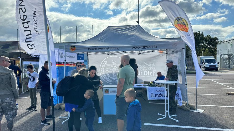 Bildunterschrift: Zahlreiche Besucher kamen beim Tag der offenen Tür zum Stand des Deutschen BundeswehrVerbandes, um sich über die Arbeit und das Leistungsspektrum zu informieren. Foto: Holger Koch