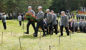 Nach der Weihe des Gedenksteins wurden zahlreiche Kränze davor abgelegt, hier von Generalleutnant Erich Pfeffer (r.). Foto: Bundeswehr