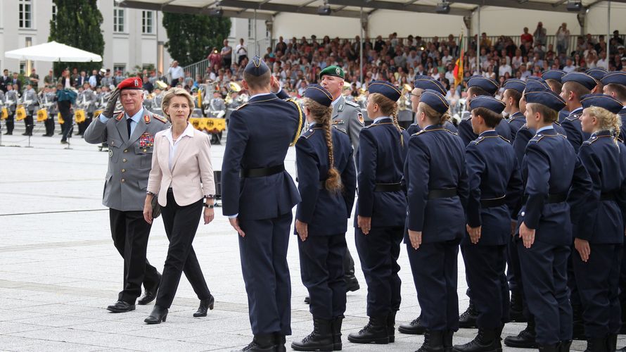 Verteidigungsministerin Ursula von der Leyen und Generalinspekteur Volker Wieker beim Feierlichen Gelöbnis in Berlin. In der Truppe ist viel Vertrauen verloren gegangen Foto: Bundeswehr