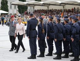 Verteidigungsministerin Ursula von der Leyen und Generalinspekteur Volker Wieker beim Feierlichen Gelöbnis in Berlin. In der Truppe ist viel Vertrauen verloren gegangen Foto: Bundeswehr