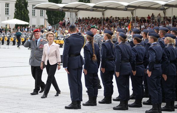 Generalinspekteur Volker Wieker (l.) hatte zuletzt angeregt, auch den DBwV in die Tradition der Bundeswehr aufzunehmen