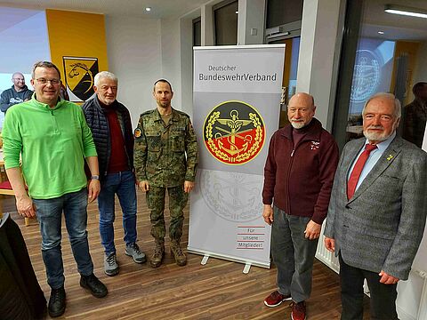 Der neue Vorstand der Ehemaligen in Ahlen (v.l): Heiko Prox ( stellv. Vorsitzender), Reiner Fricke (Schriftführer), Oberstleutnant Kai Schlegel (Vorsitzender Bezirk Westfalen und Wahlleiter bei der Veranstaltung), Reinhard Hesse ( Kassenwart) und H.-Rainer Schwarz (Vorsitzender). Foto: KERH 