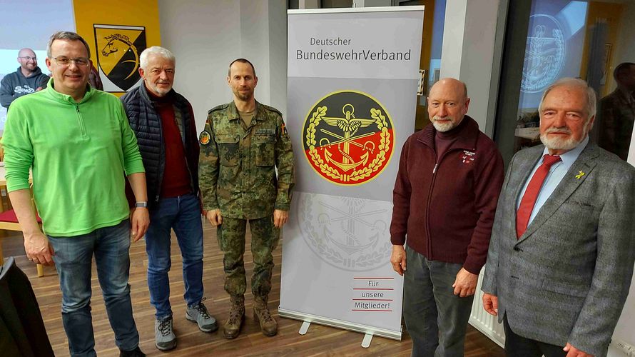 Der neue Vorstand der Ehemaligen in Ahlen (v.l): Heiko Prox ( stellv. Vorsitzender), Reiner Fricke (Schriftführer), Oberstleutnant Kai Schlegel (Vorsitzender Bezirk Westfalen und Wahlleiter bei der Veranstaltung), Reinhard Hesse ( Kassenwart) und H.-Rainer Schwarz (Vorsitzender). Foto: KERH 