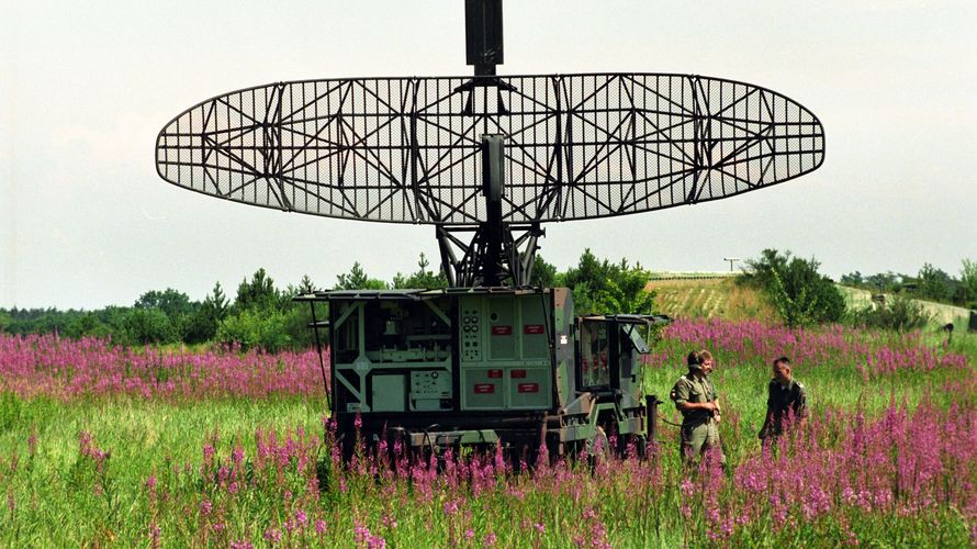 Symbolbild: Das Hawk-Luftabwehrsystem wurde seit 1963 bei der Bundeswehr eingesetzt. Ab 1981 mussten zur Wartung am Radar Bleischürzen getragen werden. 1998 bestätigte eine der Herstellerfirmen, dass die Geräte Krebs auslösen könnten. Foto: picture-alliance/ ZB | Jens Kalaene