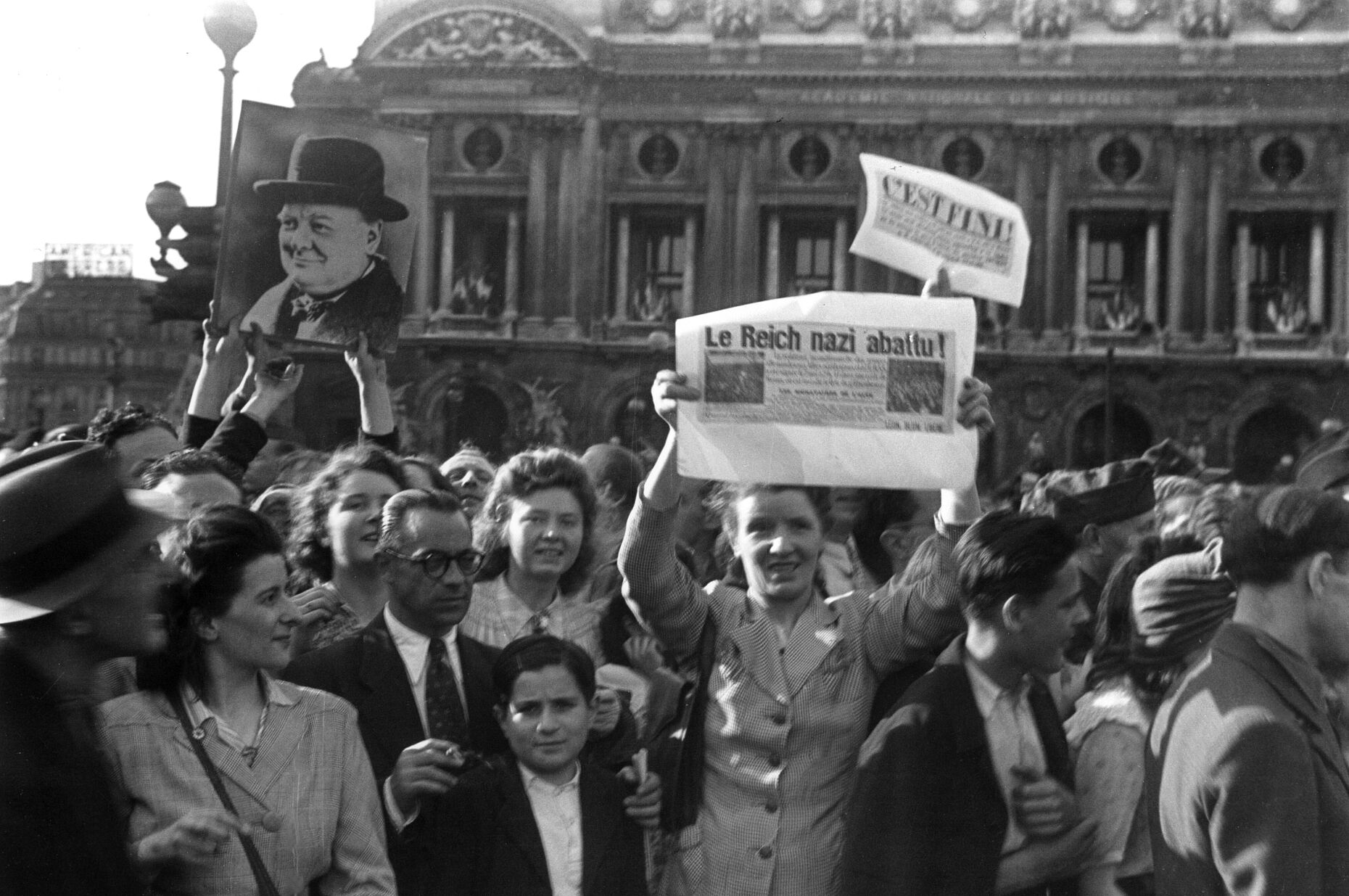 Kriegsende in Paris: Tausende Franzosen feiern die deutsche Kapitulation auf den Straßen von Paris. Foto: picture-alliance/akg-images/Paul Almasy