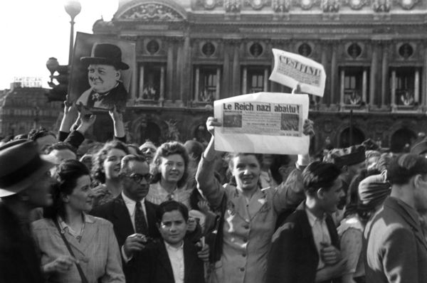 Kriegsende in Paris: Tausende Franzosen feiern die deutsche Kapitulation auf den Straßen von Paris. Foto: picture-alliance/akg-images/Paul Almasy