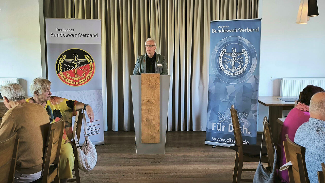 Vor dem Grillen erhielten die Mitglieder der KERH Memmingen von ihrem Vorsitzenden, Hauptmann a.D. Detlef Döring, umfassende Informationen aus der Verbandsarbeit. Foto: Detlef Döring
