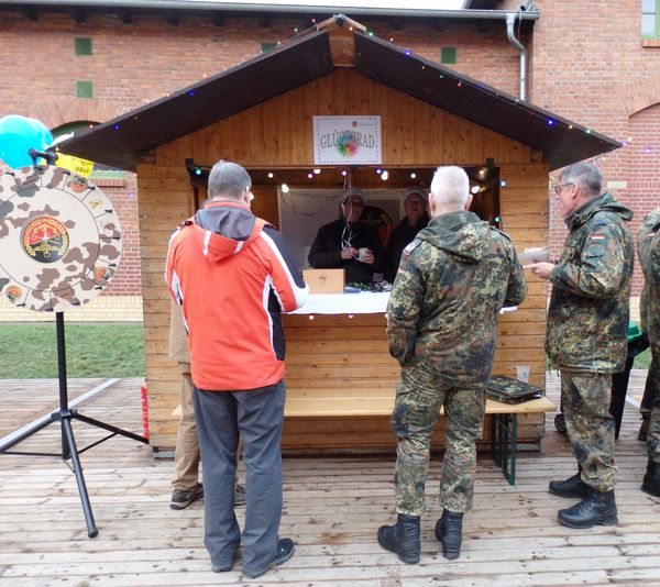 Auch der Bezirksvorsitzende Sachsen, Oberstleutnant Christian Pospischil, war vor Ort und stand als Ansprechpartner zur Verfügung. Foto: Holger Koch