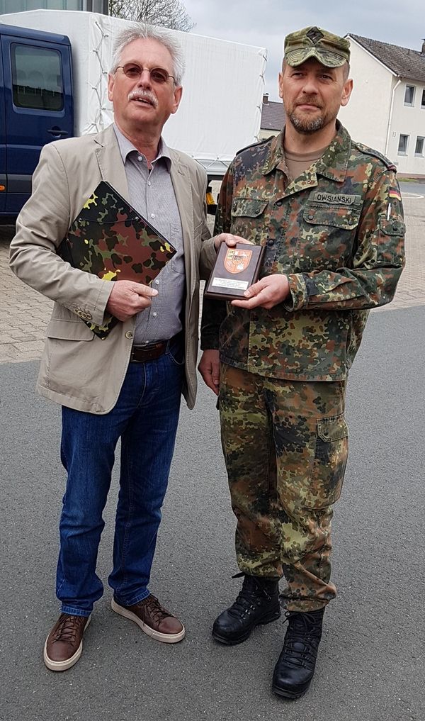 OStFw Andreas Owsianski führte die Gruppe zeigte der Gruppe die General-Weber-Kaserne in Höxter sowie durch die Stadt Höxter und das Kloster Corvey. Von den Besuchern erhält er zum Dank das Wappen. Foto: DBwV