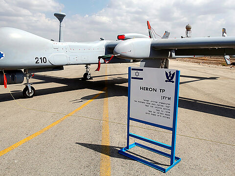 Eine Drohne vom Typ Heron TP der israelischen Streitkräfte. Dieses bewaffnungsfähige Modell soll auch bei der Luftwaffe zum Einsatz kommen - zumindest als Übergangsmuster, bis in Zukunft ein europäisches Modell zur Verfügung steht. picture alliance / dpa | Abir Sultan