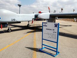Eine Drohne vom Typ Heron TP der israelischen Streitkräfte. Dieses bewaffnungsfähige Modell soll auch bei der Luftwaffe zum Einsatz kommen - zumindest als Übergangsmuster, bis in Zukunft ein europäisches Modell zur Verfügung steht. picture alliance / dpa | Abir Sultan