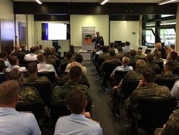 Viele Soldatinnen und Soldaten auf Zeit nutzen die Chance sich in Bonn über Berufsförderung, Dienstzeitversorgung sowie eine mögliche Weiterbeschäftigung bei der Bundeswehr zu informieren. (Foto:  OStFw a.D. Uwe Franzkowiak)