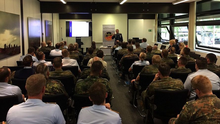 Viele Soldatinnen und Soldaten auf Zeit nutzen die Chance sich in Bonn über Berufsförderung, Dienstzeitversorgung sowie eine mögliche Weiterbeschäftigung bei der Bundeswehr zu informieren. (Foto:  OStFw a.D. Uwe Franzkowiak)