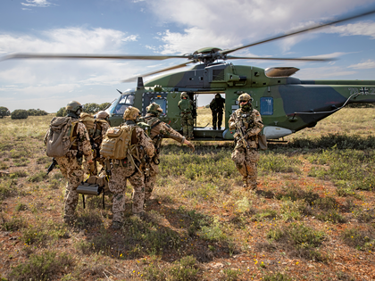 Kampfretter tragen bei einer NATO-Übung in Spanien einen Verwundeten auf einer Rolltrage zum Mehrzweckhubschrauber NH-90. Foto: Bundeswehr/Marc Tessensohn