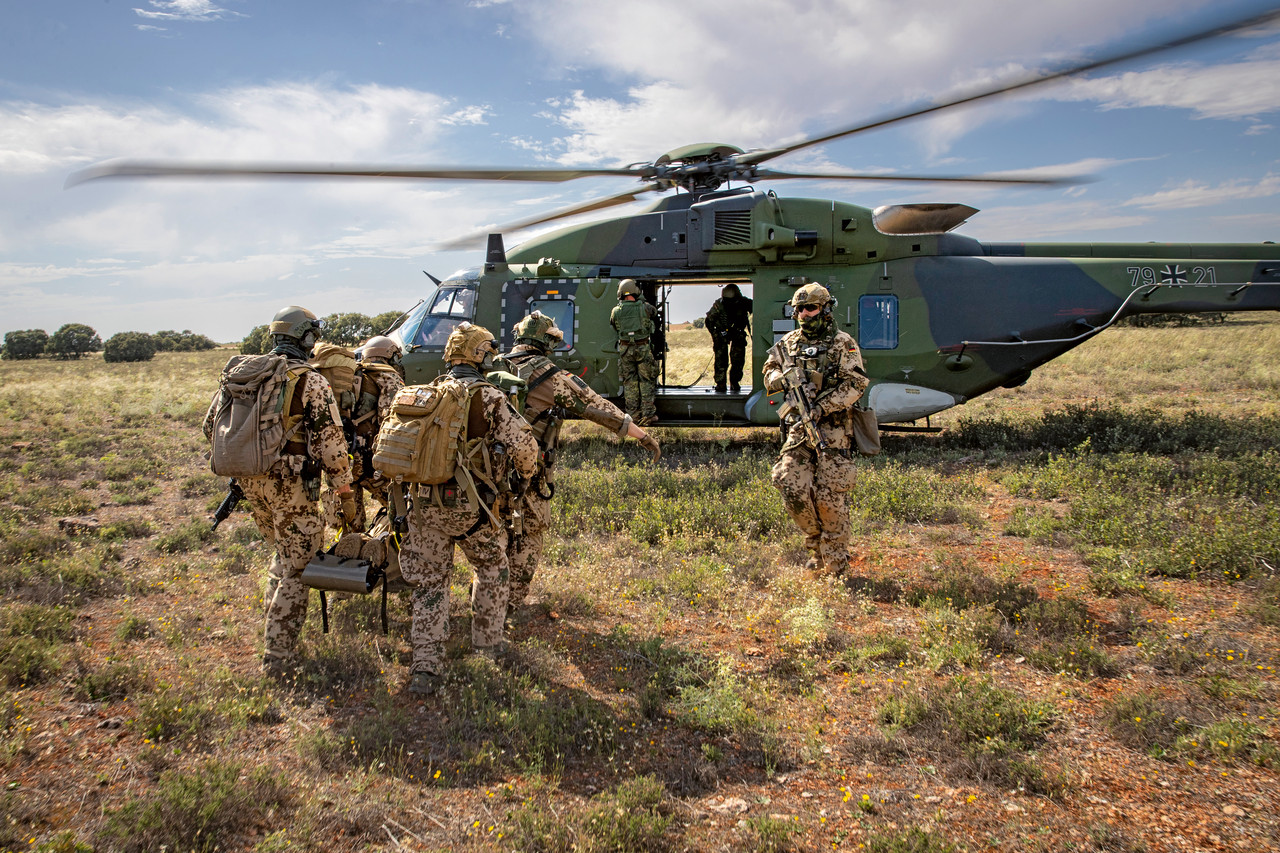 Kampfretter tragen bei einer NATO-Übung in Spanien einen Verwundeten auf einer Rolltrage zum Mehrzweckhubschrauber NH-90. Foto: Bundeswehr/Marc Tessensohn