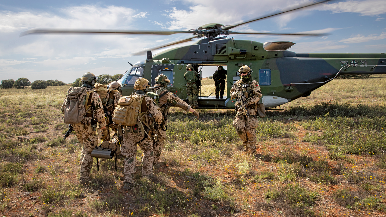 Kampfretter tragen bei einer NATO-Übung in Spanien einen Verwundeten auf einer Rolltrage zum Mehrzweckhubschrauber NH-90. Foto: Bundeswehr/Marc Tessensohn