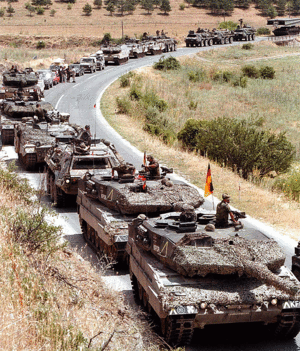 Auf dem Weg nach Prizren: Ein Bundeswehr-Konvoi steht am 12. Juni 1999 an der mazedonischen Grenze. Foto: dpa