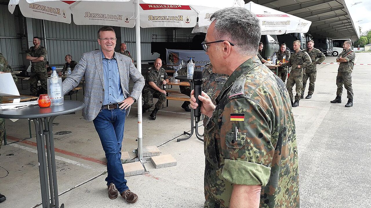 StoKa-Vorsitzender Oberstleutnant Michael Schwab freute sich, dass die diesjährige Sommerreise den DBwV-Bundesvorsitzenden Oberstleutnant André  Wüstner auch nach Koblenz führte.  Foto: DBwV/Gerald Arleth