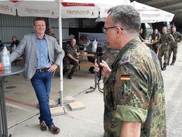 StoKa-Vorsitzender Oberstleutnant Michael Schwab freute sich, dass die diesjährige Sommerreise den DBwV-Bundesvorsitzenden Oberstleutnant André  Wüstner auch nach Koblenz führte.  Foto: DBwV/Gerald Arleth