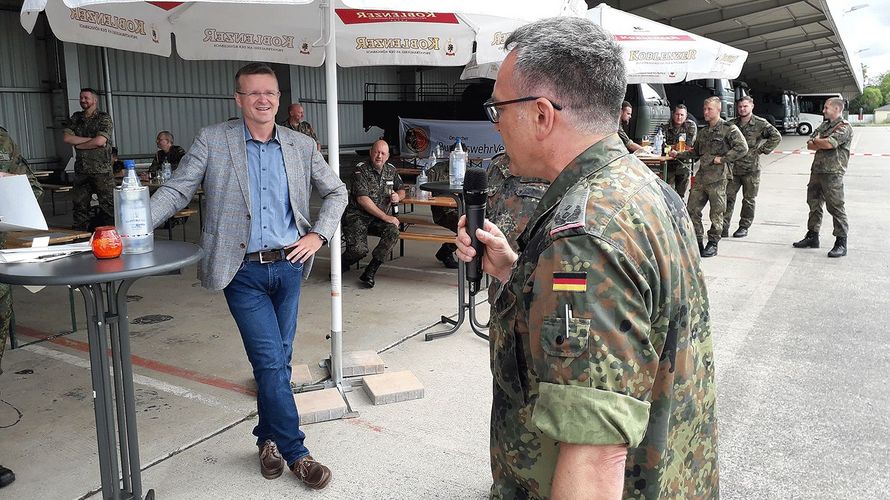 StoKa-Vorsitzender Oberstleutnant Michael Schwab freute sich, dass die diesjährige Sommerreise den DBwV-Bundesvorsitzenden Oberstleutnant André  Wüstner auch nach Koblenz führte.  Foto: DBwV/Gerald Arleth