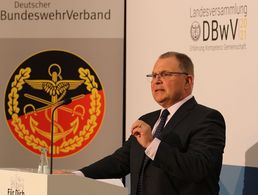 In den 15 Jahren Mandatsträgertätigkeit im Landesvorstand habe er eine unglaubliche Kameradschaft erlebt, sagte der Landesvorsitzende, Oberstleutnant a.D. Andreas Brandes. Foto: DBwV/Aikaterini Karanika