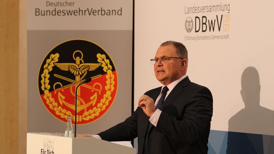 In den 15 Jahren Mandatsträgertätigkeit im Landesvorstand habe er eine unglaubliche Kameradschaft erlebt, sagte der Landesvorsitzende, Oberstleutnant a.D. Andreas Brandes. Foto: DBwV/Aikaterini Karanika