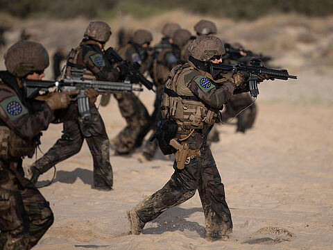 Soldaten landen bei MILEX im Oktober 2023 auf einem Strand in Spanien. Bei der Übung kamen 2800 Soldaten aus neun EU-Staaten zum Einsatz. Foto: picture alliance/Hans Lucas/Union Europeenne