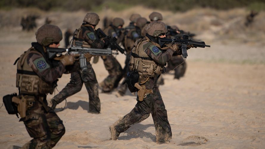 Soldaten landen bei MILEX im Oktober 2023 auf einem Strand in Spanien. Bei der Übung kamen 2800 Soldaten aus neun EU-Staaten zum Einsatz. Foto: picture alliance/Hans Lucas/Union Europeenne