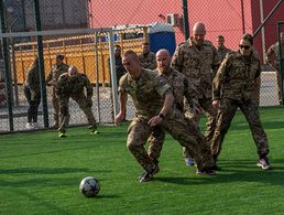 Mit Tempo: Die Soldatinnen und Soldaten haben Spaß beim Fußball. Foto: COM RS