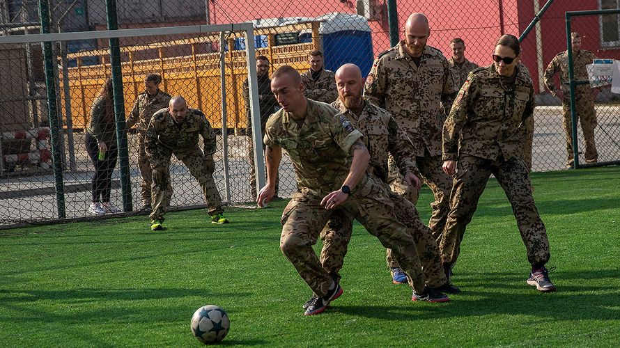 Mit Tempo: Die Soldatinnen und Soldaten haben Spaß beim Fußball. Foto: COM RS