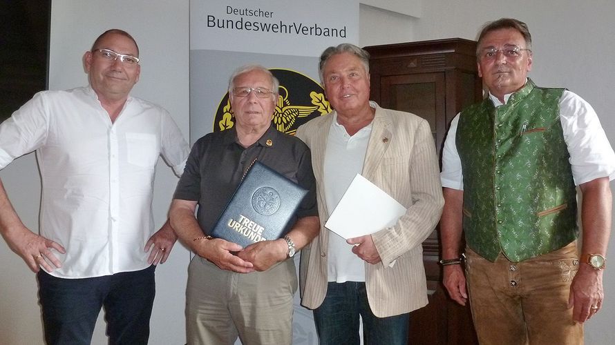 Vorsitzender Oberstabsfeldwebel a.D. Hans-Henning Runge (v. l.), Hauptmann a.D. Rolf Wieland, Oberstleutnant a.D. Ralf-Eberhard Paul und Bezirksvorsitzender Franz Jung. Foto: DBwV