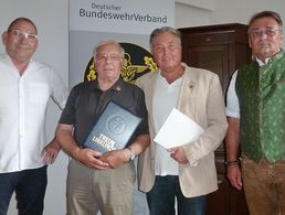 Vorsitzender Oberstabsfeldwebel a.D. Hans-Henning Runge (v. l.), Hauptmann a.D. Rolf Wieland, Oberstleutnant a.D. Ralf-Eberhard Paul und Bezirksvorsitzender Franz Jung. Foto: DBwV