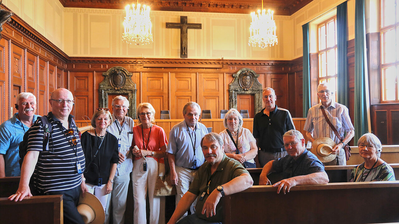 Die Kameradschaft ERH Nürnberg im weltberühmten Saal 600 am ehemaligen Internationalen Militärgerichtshof in Nürnberg. links hinten: Organisator Oberst a.D. Klaus-Peter Koschny. Fotos: Klaus Probst