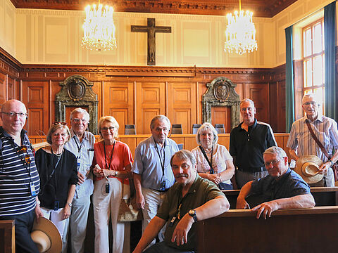 Die Kameradschaft ERH Nürnberg im weltberühmten Saal 600 am ehemaligen Internationalen Militärgerichtshof in Nürnberg. links hinten: Organisator Oberst a.D. Klaus-Peter Koschny. Fotos: Klaus Probst