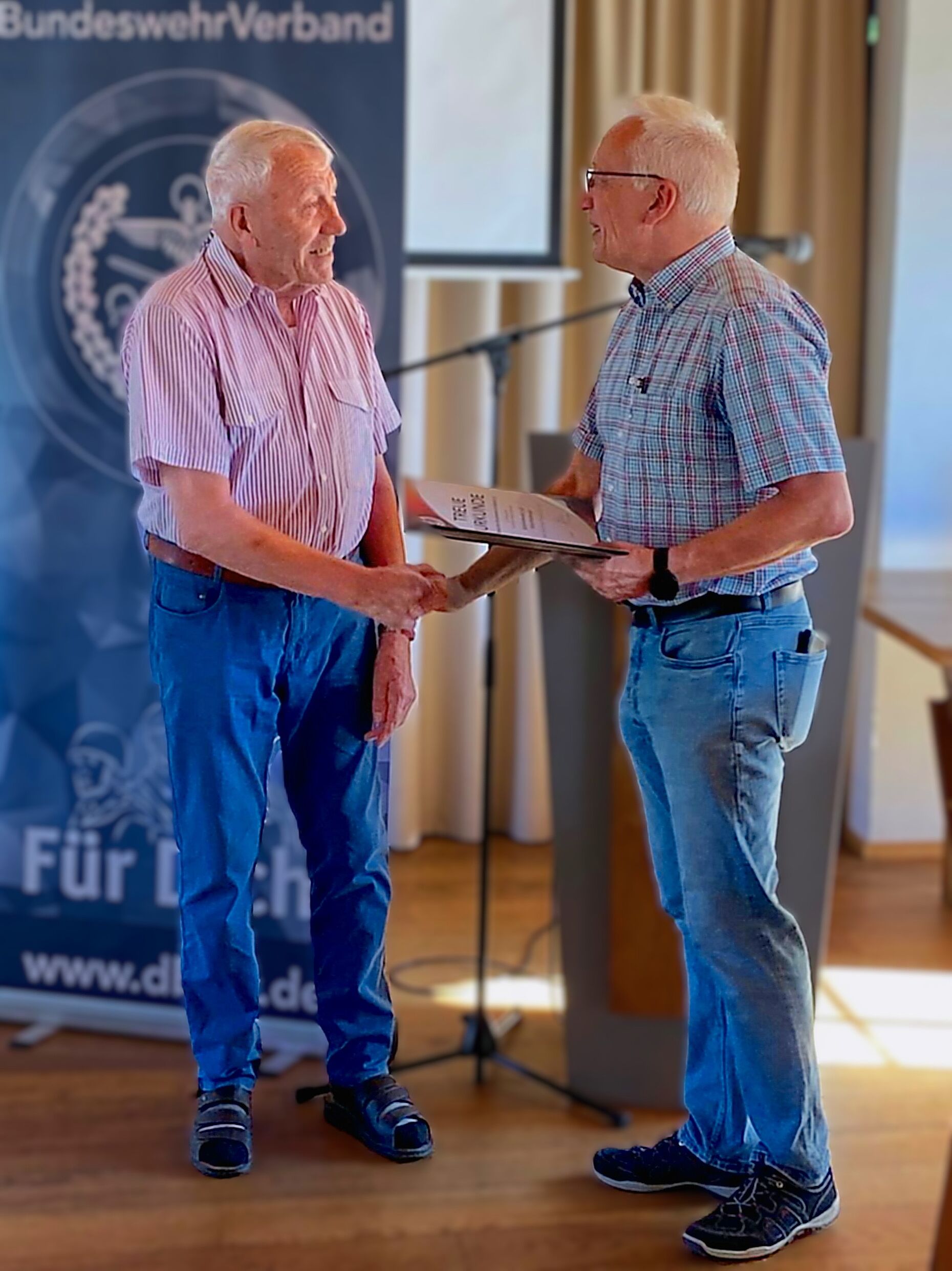 Vorsitzender Hauptmann a. D. Detlef Döring überreichte Treueurkunde und Treuenadel an StFw a. D. Peter Kaufmann. Foto: Detlef Döring
